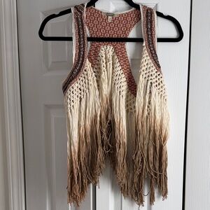 gimmicks by BKE Crochet Fringe Vest in Cream and Brown Ombre